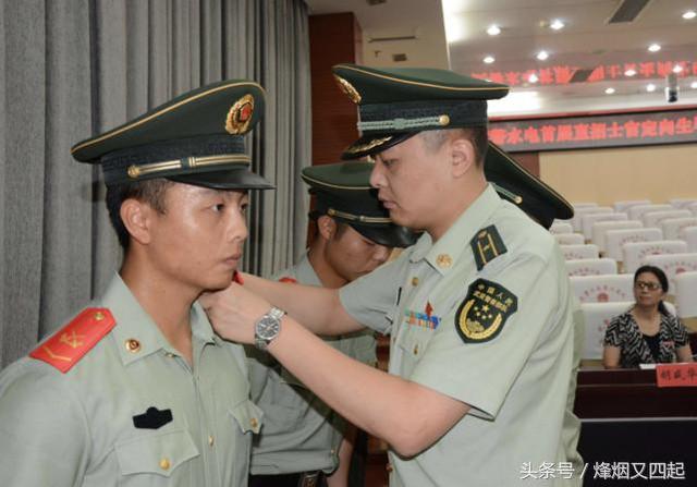 军营里是如何划分军衔的？升到一级军士长要多久？