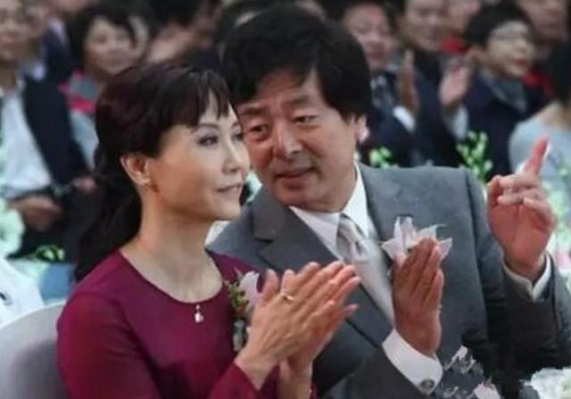 老总亲美人_女秘书被渣男老总亲(3)