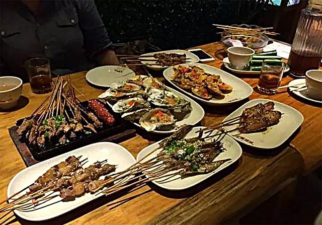 女同事叫我请她吃宵夜,她叫来20几位朋友和同事,台都