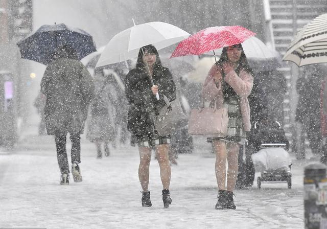 暴雪天女孩子却短裙出行 你们不怕风湿病吗?