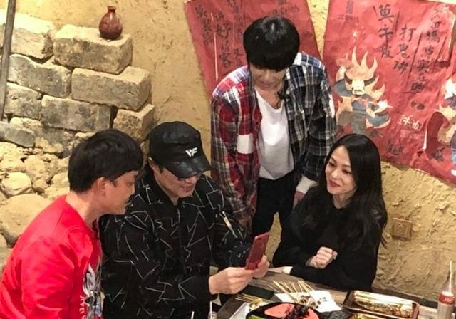 汪峰在怀念青春时, 已然面临中年秃头危机, 脱帽