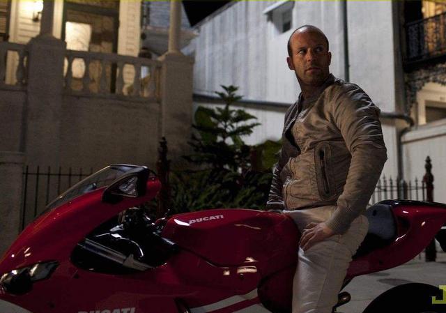 杰森 斯坦森在影片中开什么车的？