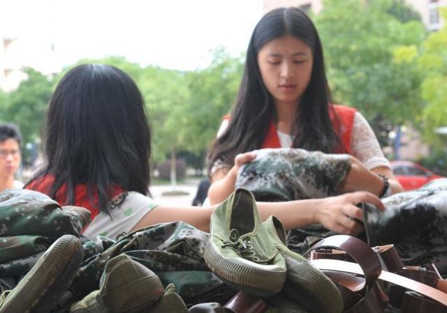 大学生军训后, 不愿再穿迷彩服和解放鞋, 捐赠地摆满了解放鞋