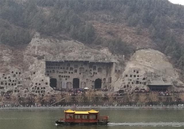 龙门石窟人挤人十米距离需走十分钟,游客感叹