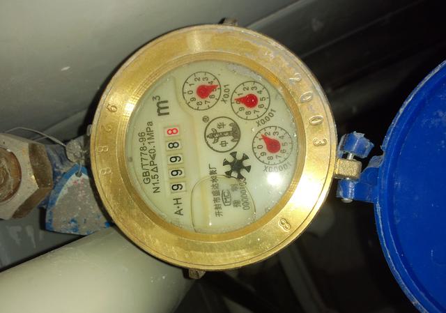 水表总是自转水费越bob手机版网页交越多！抄表员说正常这次被我发现猫腻了(图5)