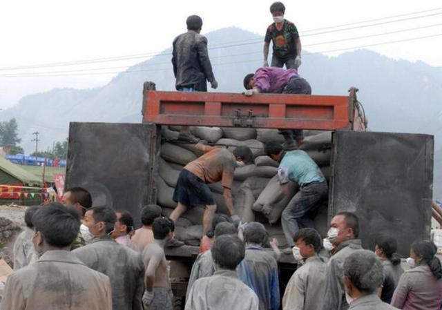 工地上的女搬运工:每天辛苦扛水泥,扛一吨水泥