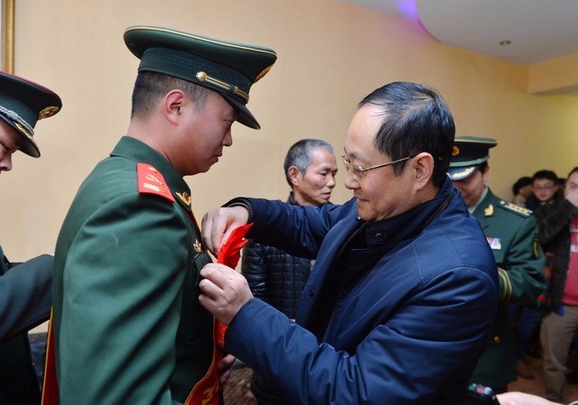 战士在部队立二等功, 首长亲自将喜报送到家, 一