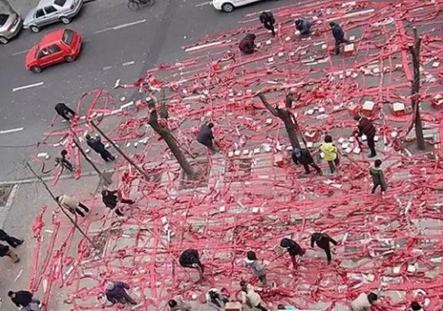 男子开新店为了庆祝在门口放上万块的鞭炮，接下来的一幕让他后悔