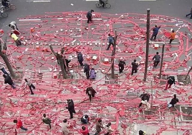 男子开新店为了庆祝在门口放上万块的鞭炮，接下来的一幕让他后悔