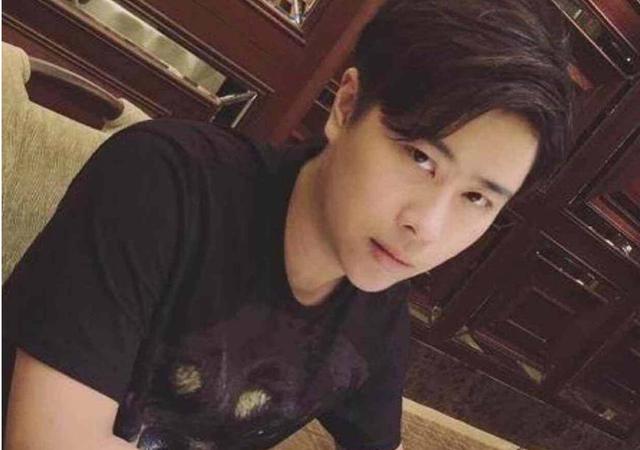 一根美女撑起一场v美女,一晚上被封八次,片子主播一晚收获20万!自慰好看的美女浴巾图片