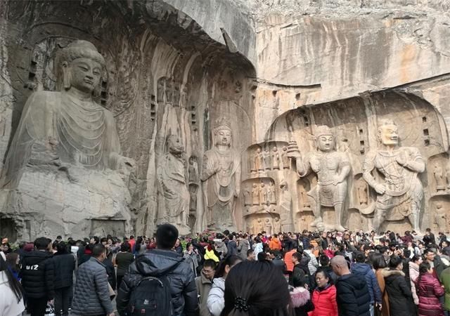 龙门石窟人挤人十米距离需走十分钟,游客感叹