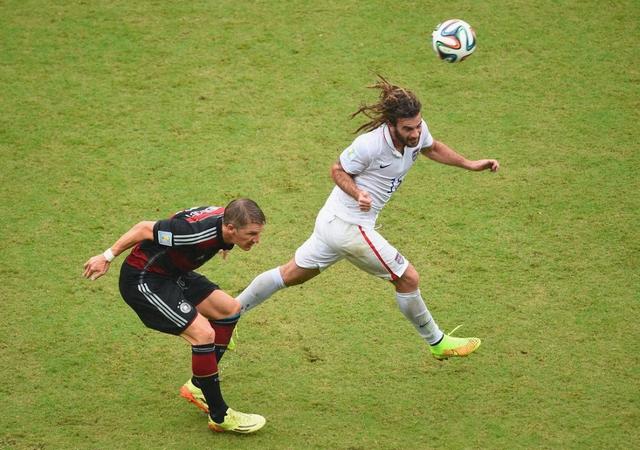 为什么足球门将接回传球时,要先脚触下,才能用