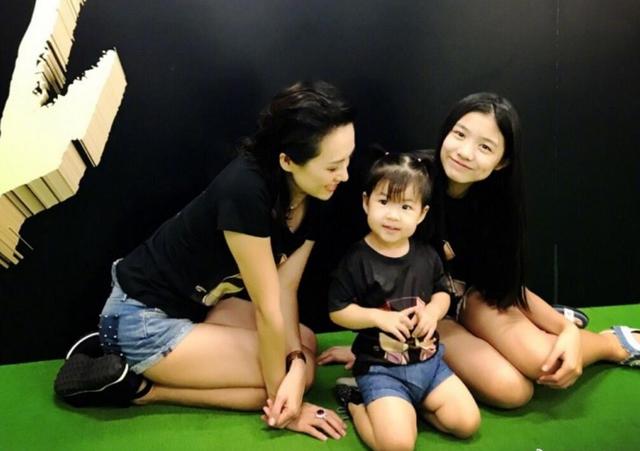 汪峰跟葛荟婕的大女儿小苹果长得好漂亮啊,以后会不会秒杀醒醒?
