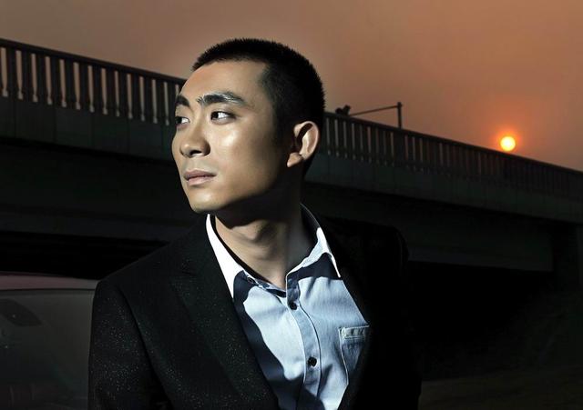 因出演《平原游击队》双枪李向阳闻名,郭振清爱演电影
