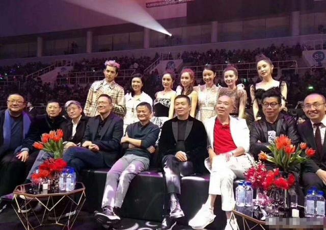 微博之夜马云与众星合影,网友:在财富面前吴亦