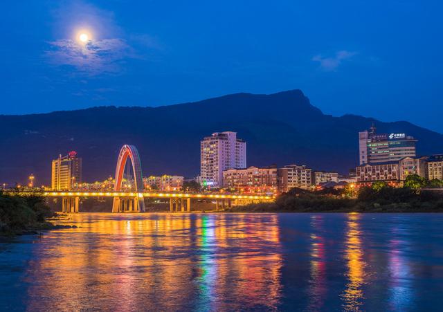 中国最奇特的城市,一年有220天在下雨,终年雾