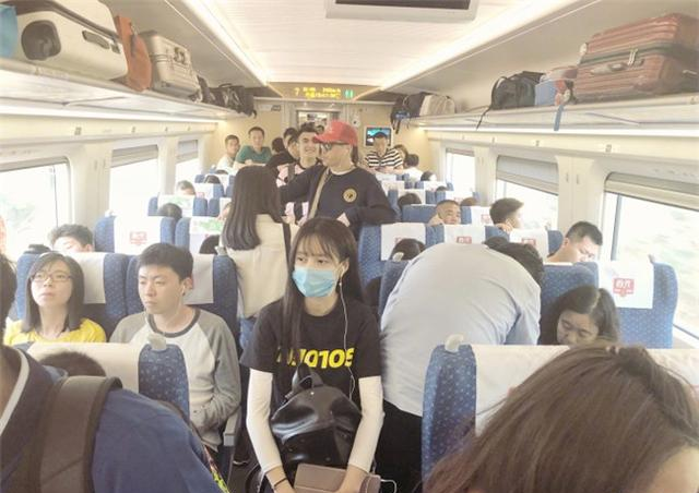 都是回家过年,沈梦辰坐火车过道无人识,王宝强开奔驰