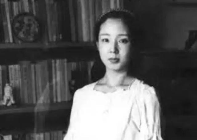 和电影里萧穗子一样,21岁的严歌苓曾是一名战地记者,这也和《芳华》