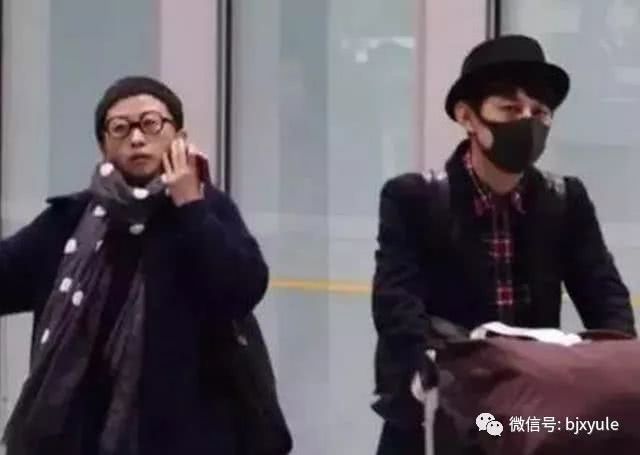43岁何炅全家照曝光，12岁儿子五官与何炅酷似，老婆好漂亮！