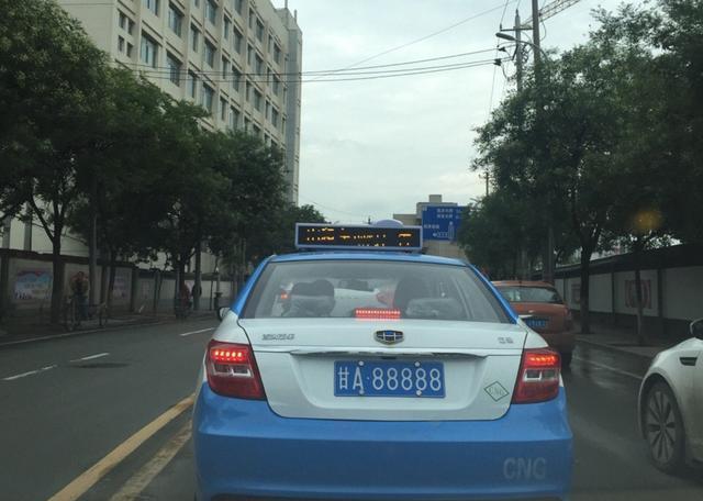 出租车挂百万车牌号,司机没有花一分钱,劳斯莱斯都羡慕