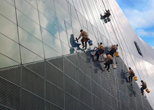 外高空玻璃灰扑扑擦不干净?家政阿姨用这神器