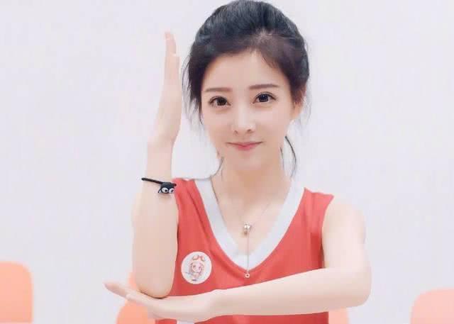 网络主播冯提莫要上快乐大本营和迪丽热巴PK