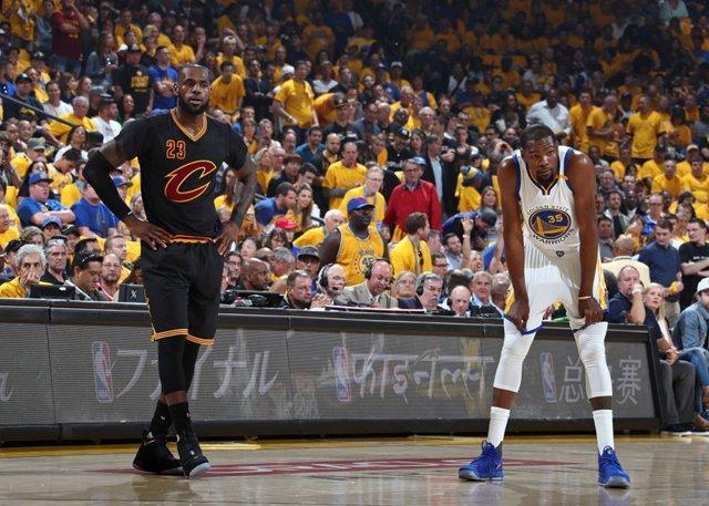 杜兰特: 想防住我可不容易, 詹姆斯身体素质不行