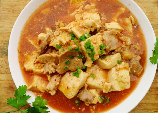 90后学生党创作舌尖上的宿舍美食肉片麻豆腐