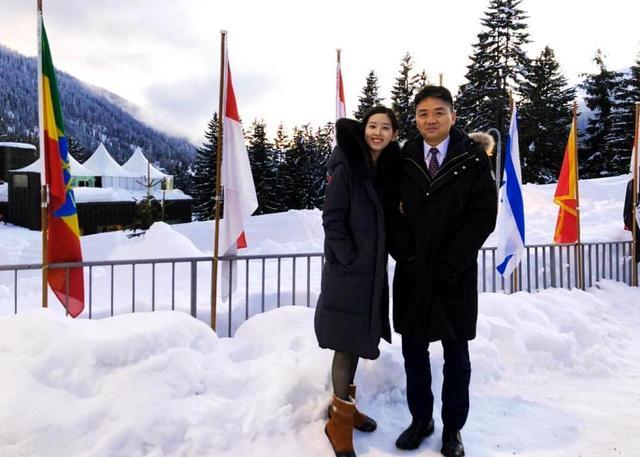 京东老板娘章泽天高度素颜出镜,这次露出了太