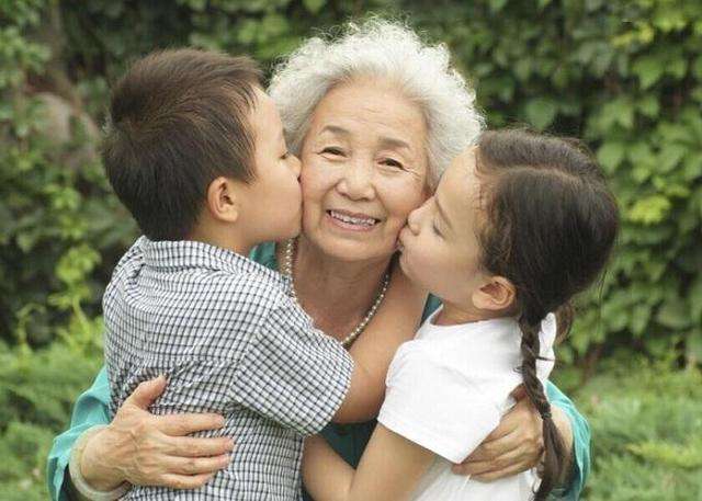 奶奶给孙子做虾吃, 儿媳妇破口大骂: 什么都不懂