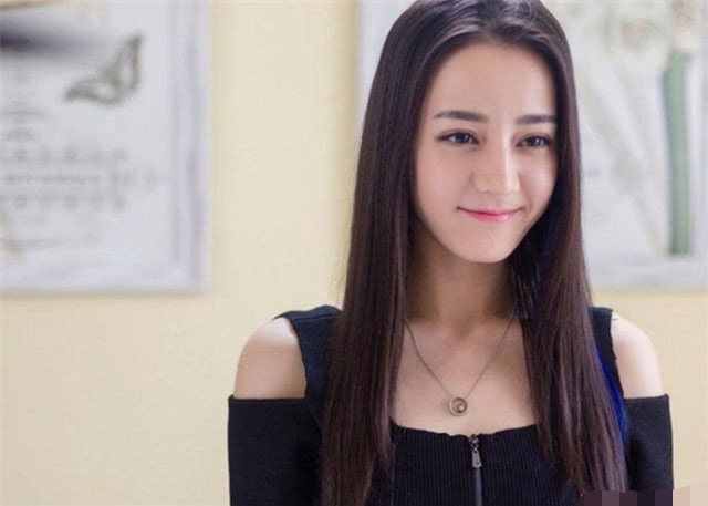迪丽热巴真的不适合高领衣服,显脸大!
