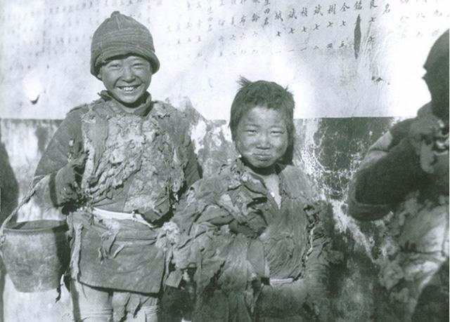 晚清穷富人家的小孩对比:差距大到你不敢想,衣