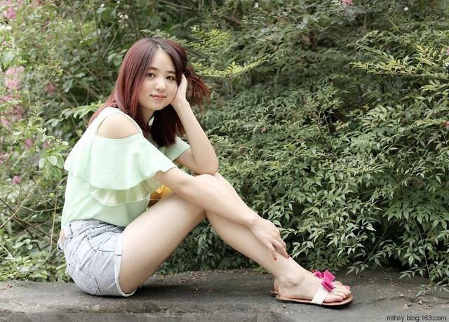 摄影:公园里那个打赤脚的女孩,皮肤白皙