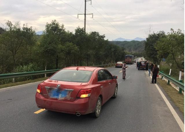 众泰Z300公路追尾福特撼路者,两车的差距大到车主想打人