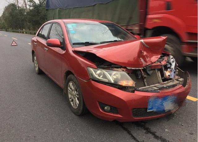 众泰Z300公路追尾福特撼路者,两车的差距大到车主想打人