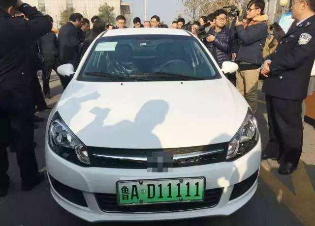 为什么汽车车牌有的是五位数字, 有的加英文字母?