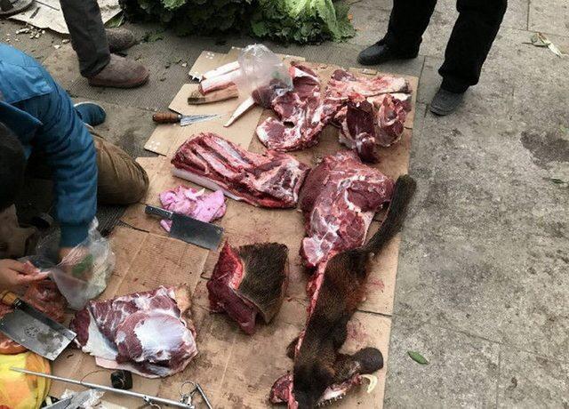 农村大集上,小伙卖带毛的猪肉,1斤30元,日进千元