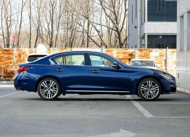 最尴尬的豪车, 与奔驰C级共享动力, 配航天飞机