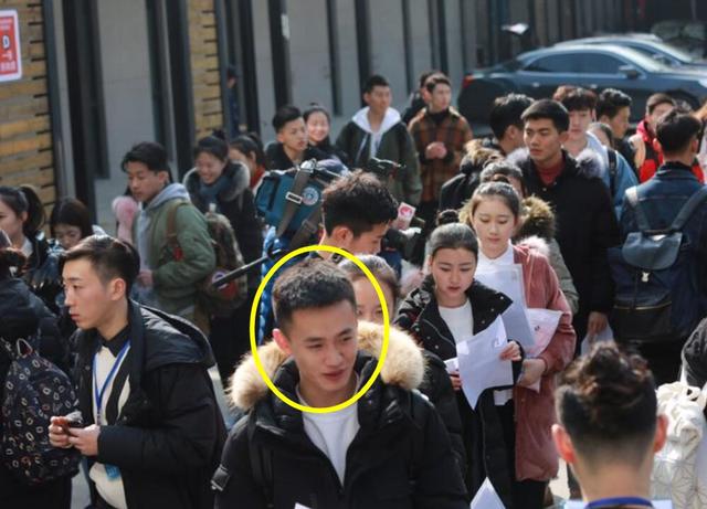 上戏艺考今天开始，校方规定素颜，我却发现80%的女生都化了妆