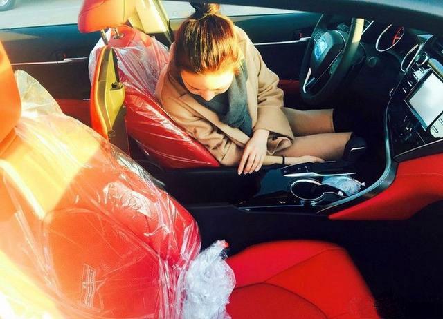 全国首位18款凯美瑞女车主诞生, 车主: 这内饰