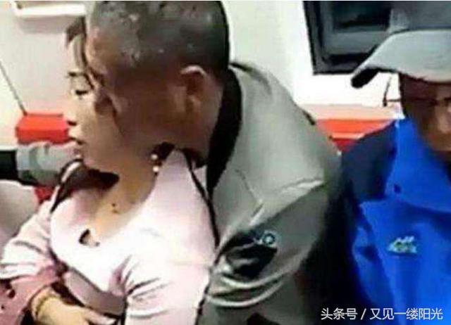 地铁上大爷的行为吓懵众人