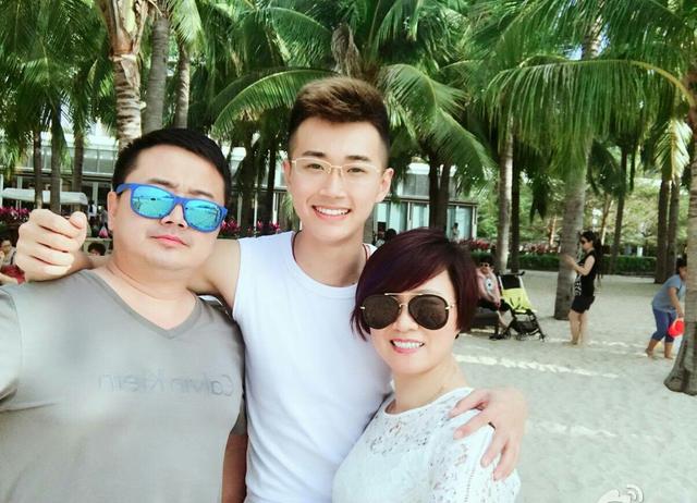 没想到赵海燕生活里这么漂亮，一家人合照中儿子颜值实力抢镜