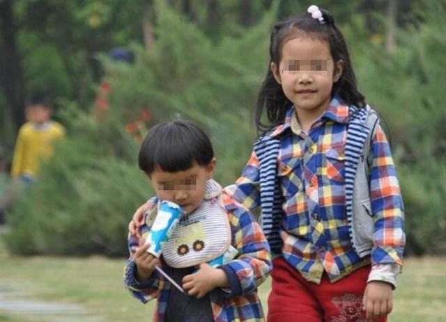 父亲让俩女儿养弟弟,买房买车都靠姐姐,结果女儿:我又不是他妈