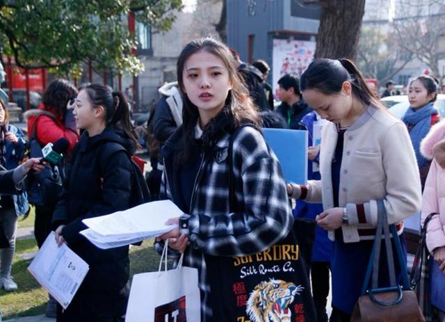 上戏艺考今天开始，校方规定素颜，我却发现80%的女生都化了妆