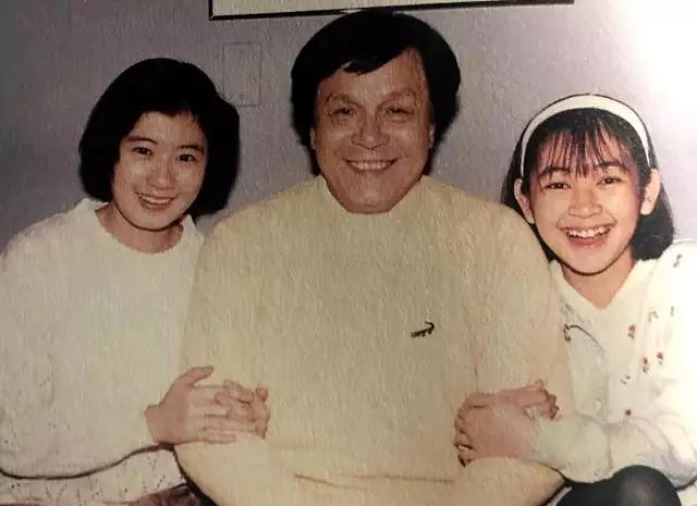 贾静雯小时候和咘咘一模一样,妈妈美艳动人!