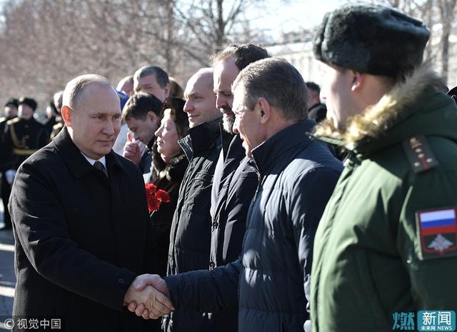 俄罗斯纪念祖国保卫者日 普京向无名战士墓敬