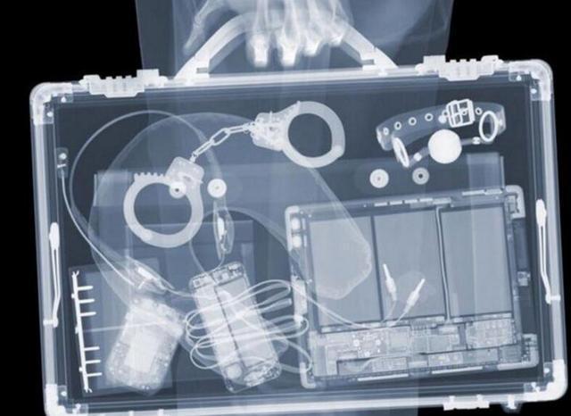 实拍: 过安检仪时的真实照片, 网友: 怪不得美女