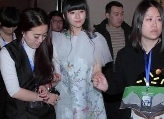 还记得春晚上的那个小彩旗吗？如今18岁，走路需要两名助理搀扶！