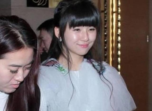 还记得春晚上的那个小彩旗吗？如今18岁，走路需要两名助理搀扶！