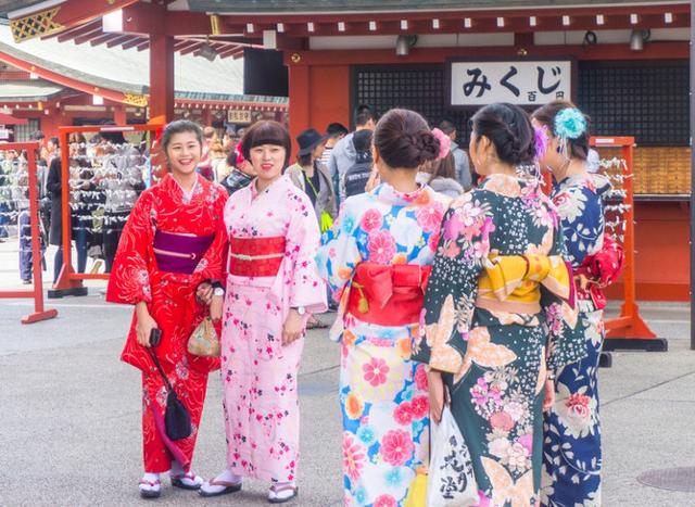 在东京浅草寺的街头，穿着和服的我们成了“被合影”的模特